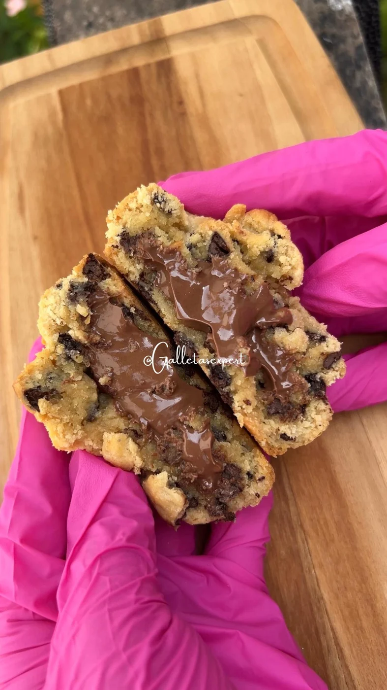 Galleta de chocolate abierta, con relleno abundante