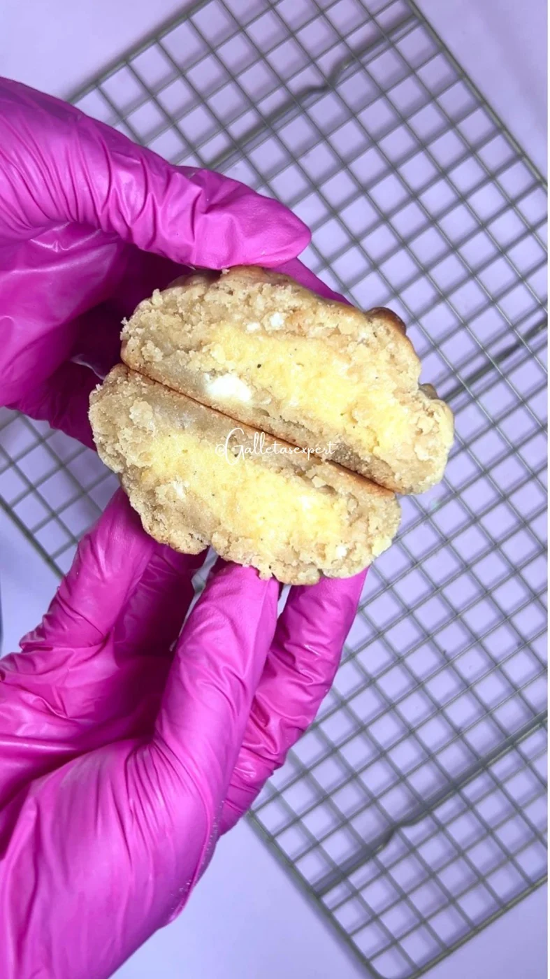 Cookie abierta con un centro cremoso